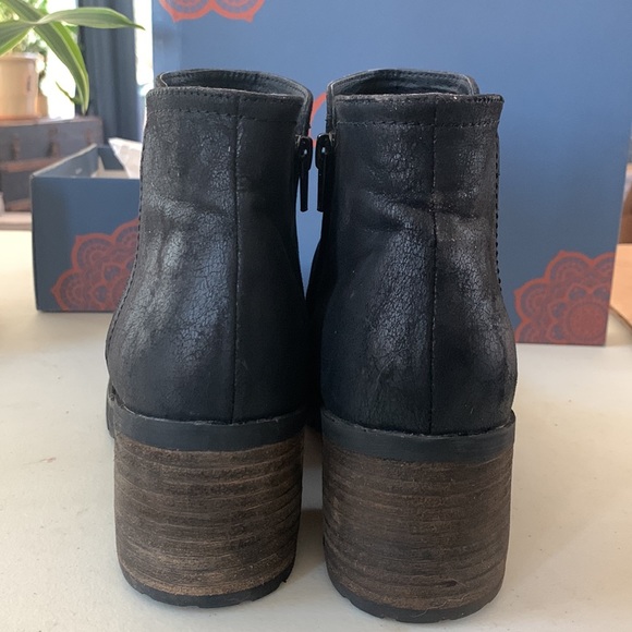 Carlos Santana ‘Gill’ Black Booties EUC Size 11 comes with original box - Picture 3 of 16